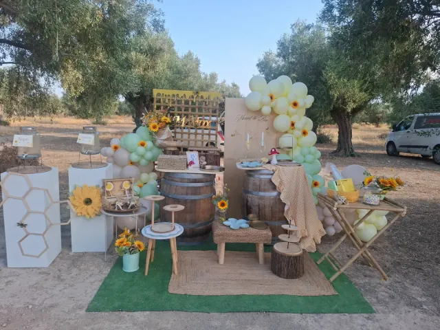 Ολοκληρωμένος στολισμός γάμου και βάπτισης με ηλιοτρόπια, ξύλινα βαρέλια και candy bar